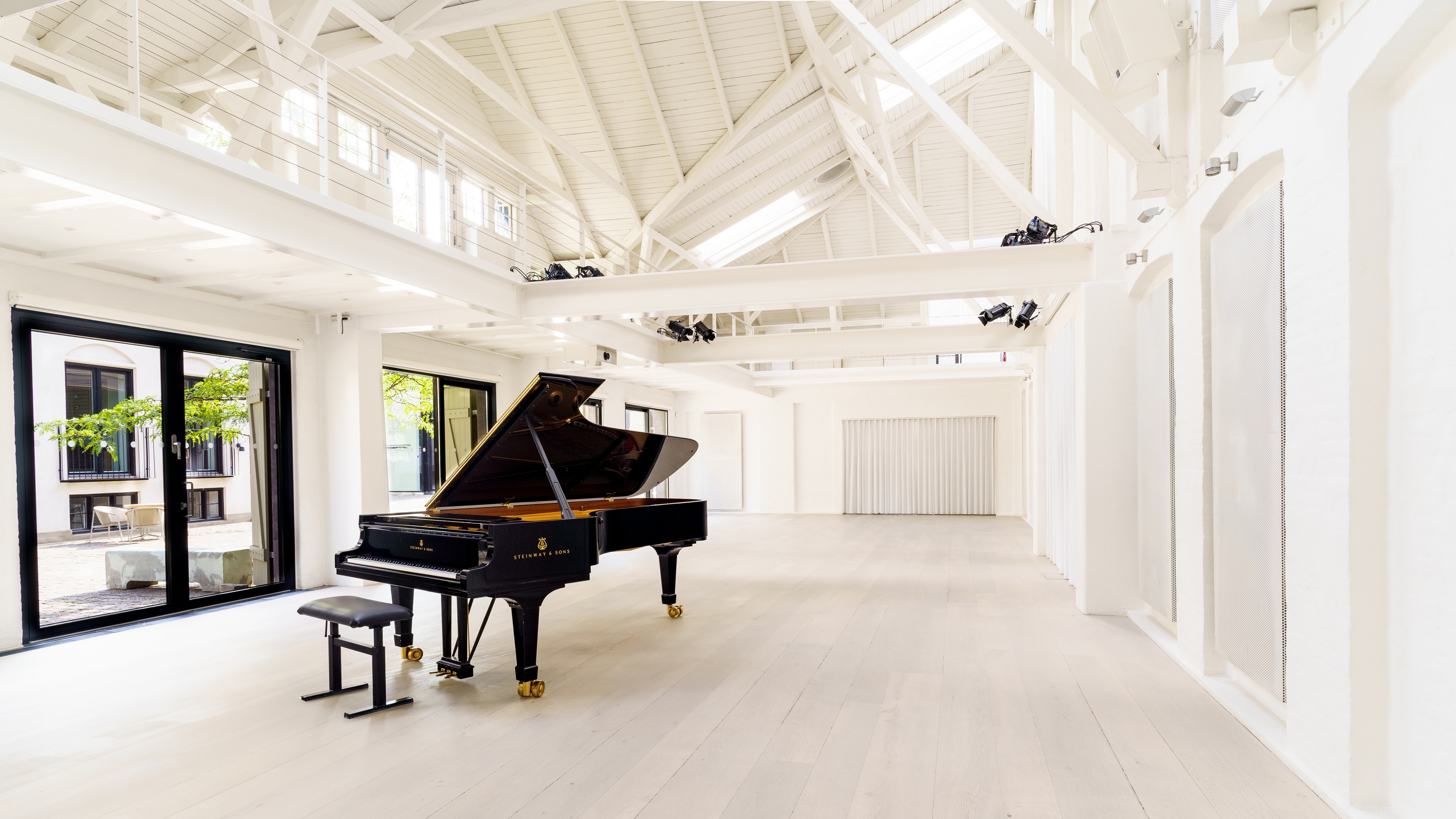 Mogens Dahl Concert Hall with piano – perfect for cultural events and corporate parties with excellent acoustics and space for both standing and seated guests.
