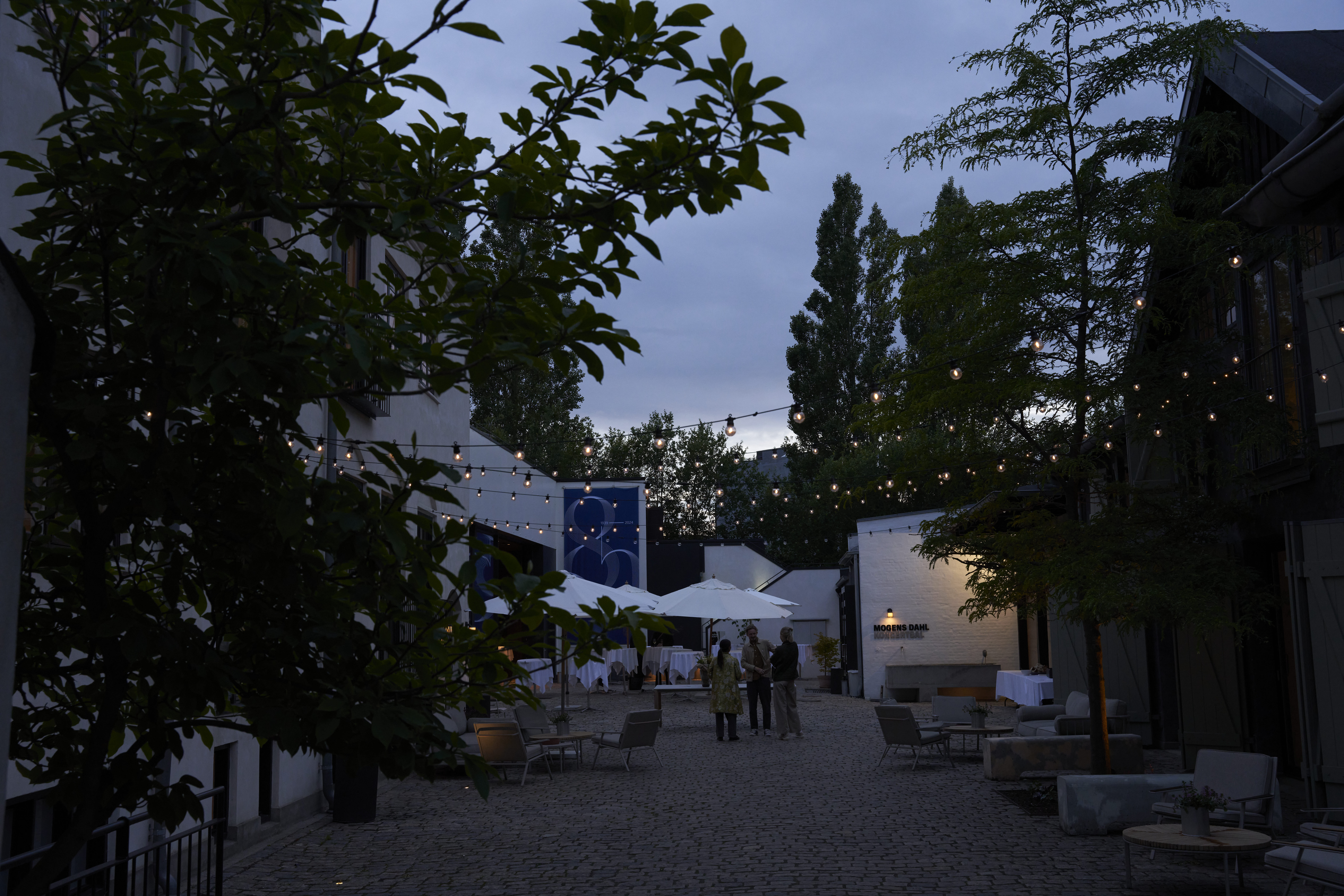 Aftensbelyst baggård
