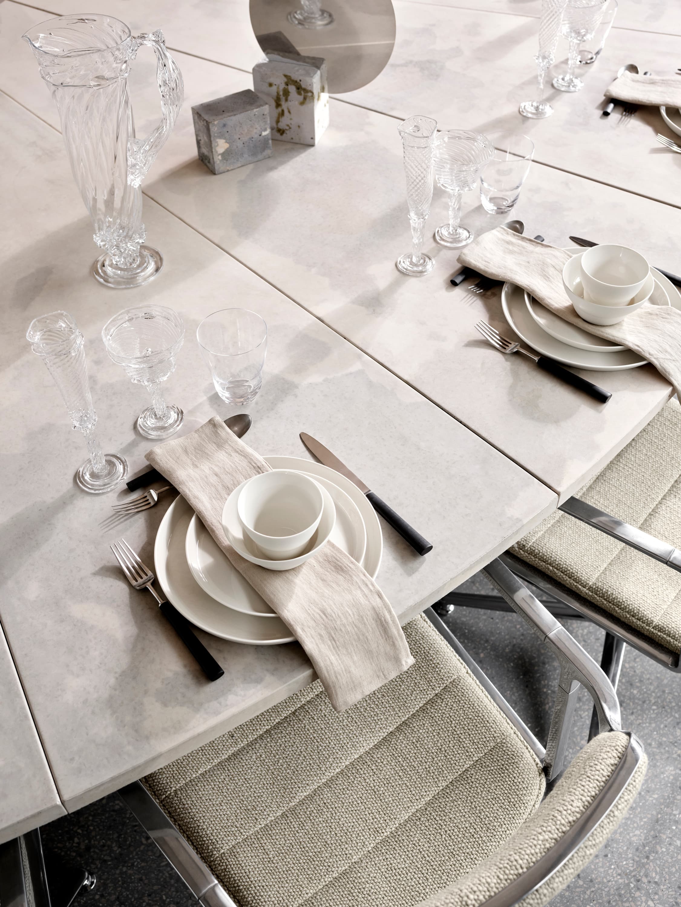 Elegant tables set up in the Garage at Mogens Dahl Concert Hall, ready for a corporate party with a focus on atmosphere and quality – ideal for themes, events, or dinners.