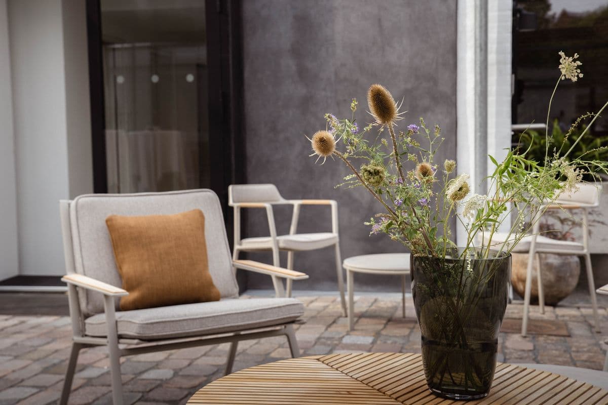 Image of outdoor furniture set up at Mogens Dahl Concert Hall. The picture shows an elegant and comfortable outdoor furniture arrangement, ready to welcome guests to events