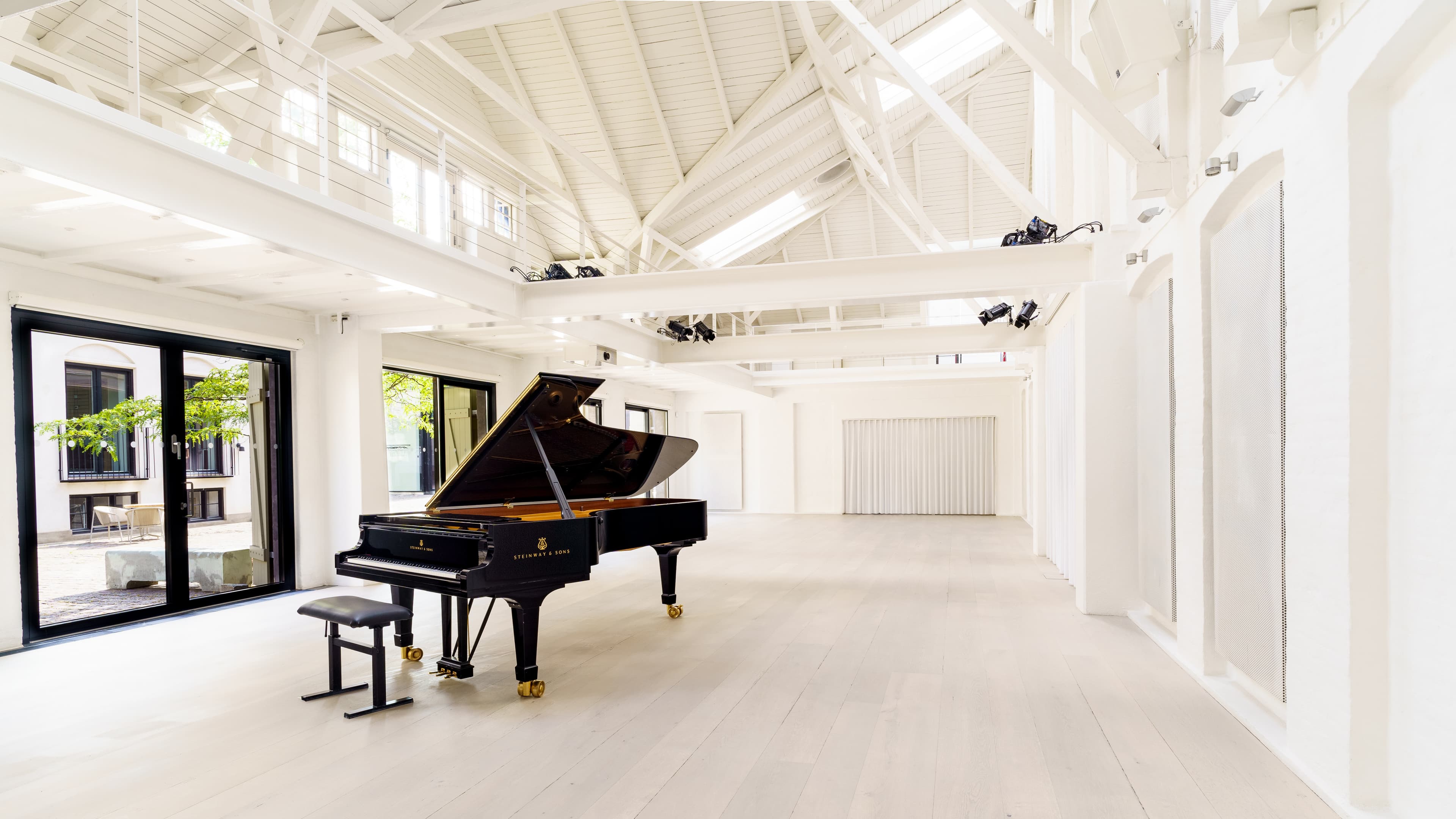 Mogens Dahl Concert Hall with piano – perfect for cultural events and corporate parties with excellent acoustics and space for both standing and seated guests.