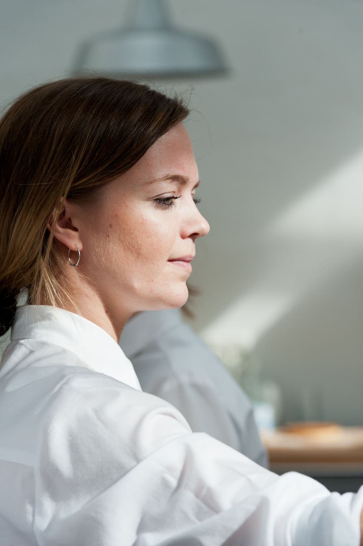 Image of a female staff member at Mogens Dahl Concert Hall. The picture shows the staff member in action, contributing to a professional and welcoming atmosphere.