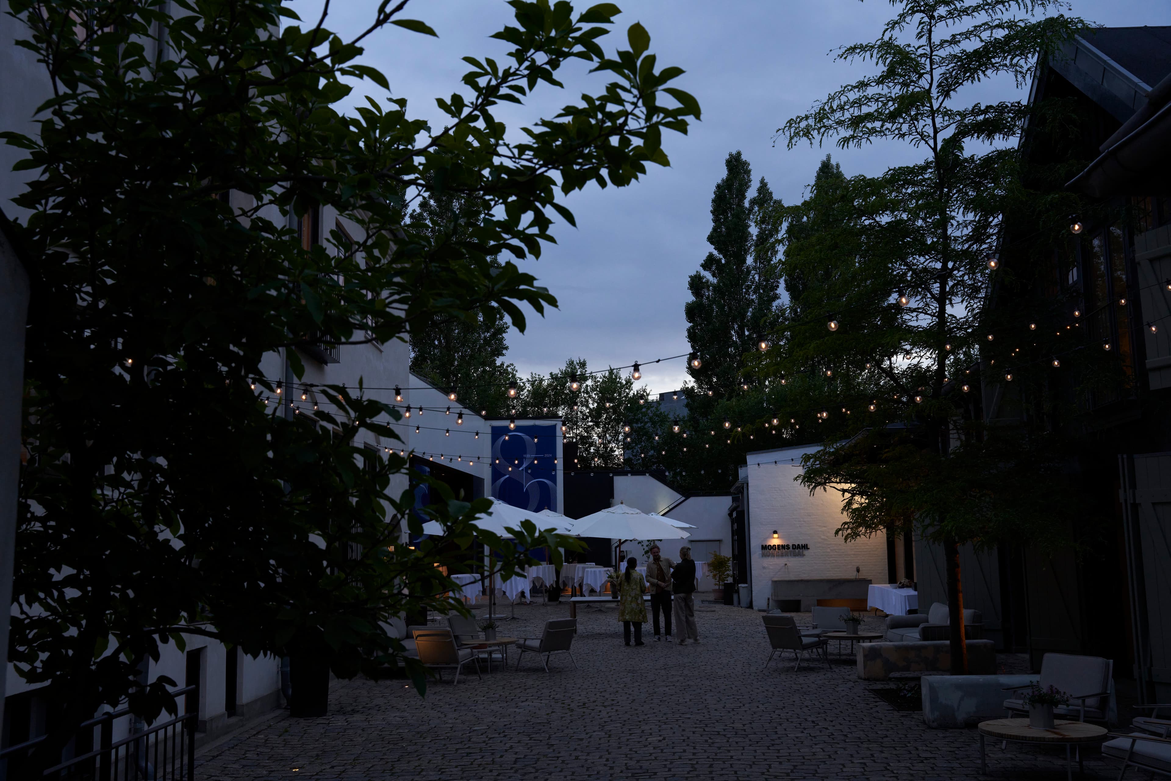 Aftensbelyst baggård